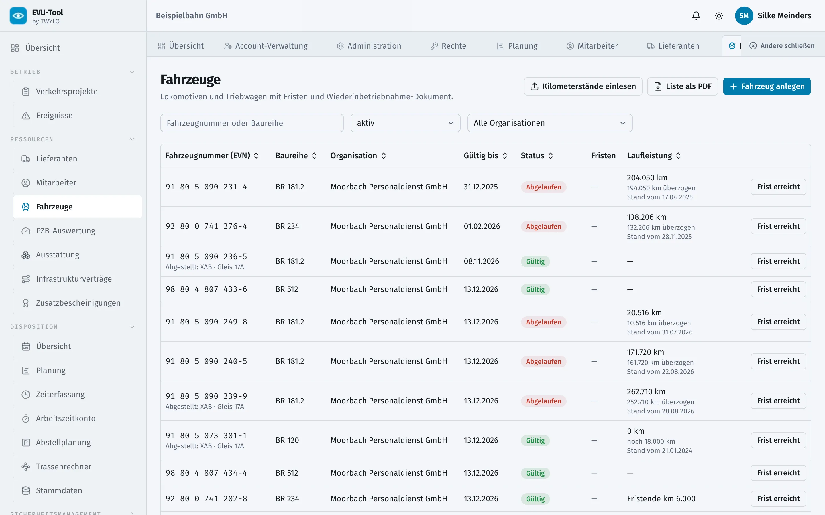 Fahrzeugliste am Schreibtisch: je Fahrzeug Nummer, Baureihe, Halter, Gültigkeit, Status, Fristen und Laufleistung in einer Tabelle.